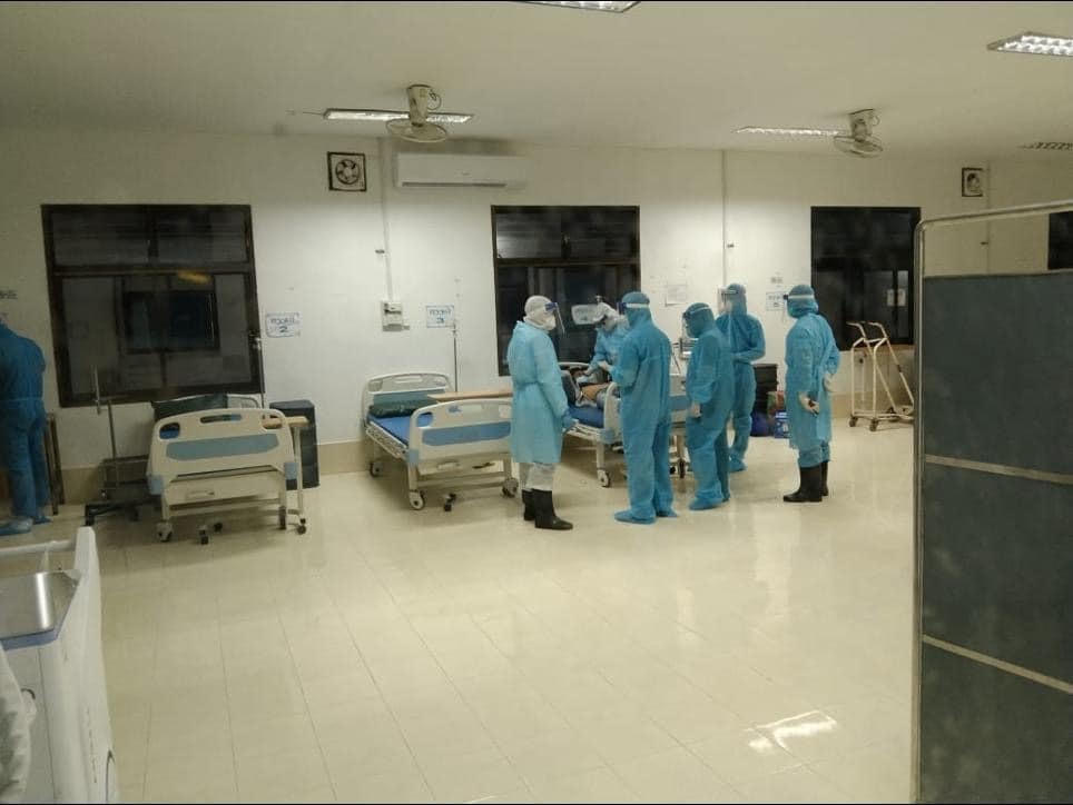 Đoàn công tác đã làm việc trực tiếp với BS. Bounkham Phetthany, Phó giám đốc bệnh viện để hội chẩn, đưa các phương án điều trị tiếp theo. Ảnh: Đoàn công tác của Bộ Y tế từ Lào gửi về.