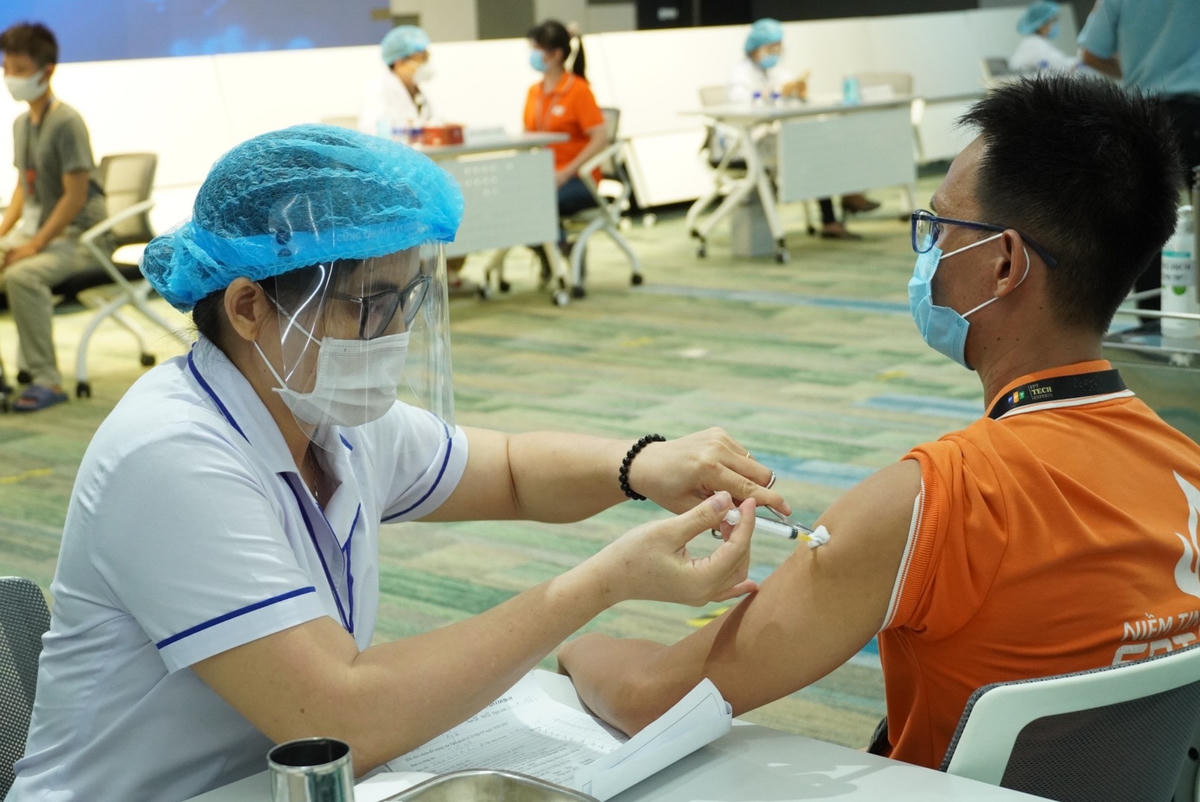 Tiêm vaccine Covid-19 cho công nhân Khu công nghệ cao TP HCM.