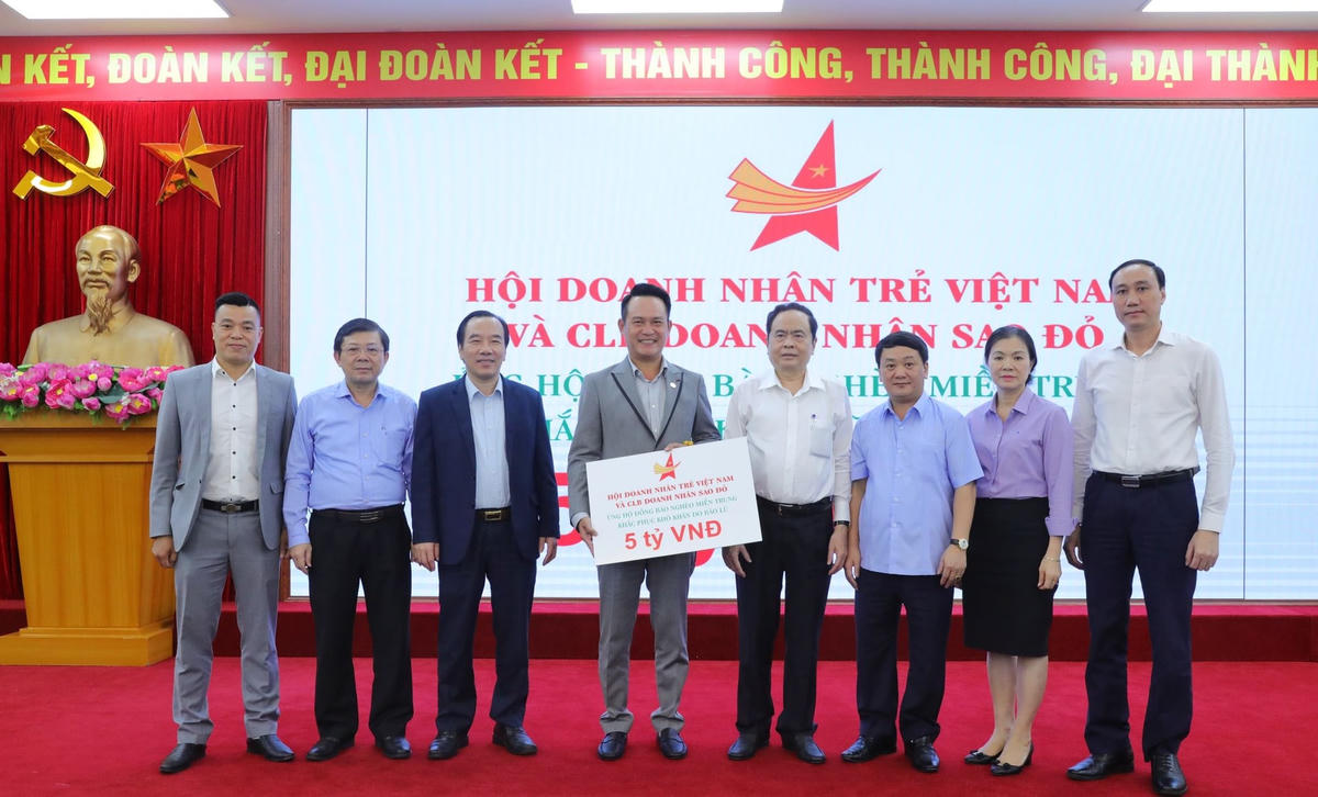 Chủ tịch Trần Thanh Mẫn đã tiếp nhận số tiền 5 tỷ đồng từ Hội Doanh nhân trẻ Việt Nam và CLB doanh nhân trẻ Sao Đỏ ủng hộ đồng bào miền Trung.
