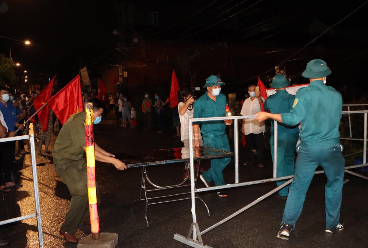 Tuy được gỡ phong tỏa nhưng chính quyền, người dân luôn đảm bảo công tác phòng chống dịch.