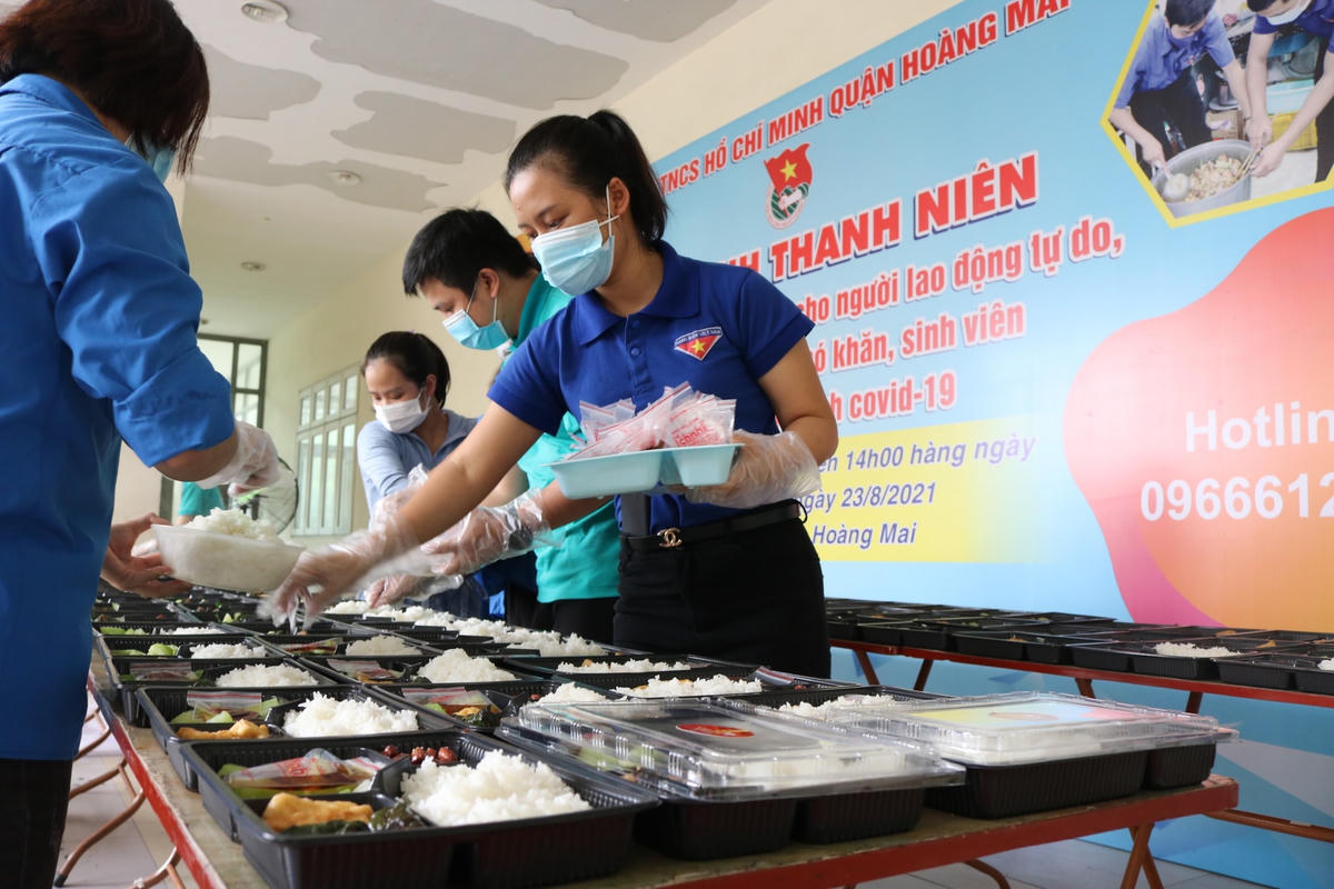 Hàng ngàn suất cơm 0 đồng đã được "Bếp xanh thanh niên" của Quận đoàn Hoàng Mai trao đi cho những hoàn cảnh khó khăn những ngày giãn cách. 