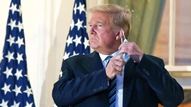 Ông Trump tháo khẩu trang để chụp ảnh ngay khi về tới Nhà Trắng dù vẫn đang mắc Covid-19 (Ảnh: Reuters).