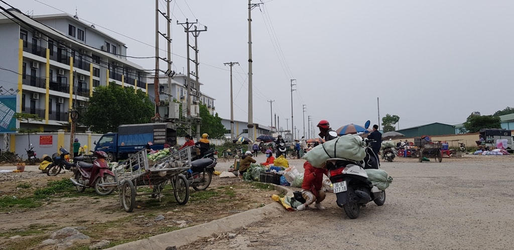 Ngày từ đầu giờ chiều, hàng hóa đã được người bán vận chuyển về bày tràn ra các đường dân sinh để chờ công nhân tan tầm.