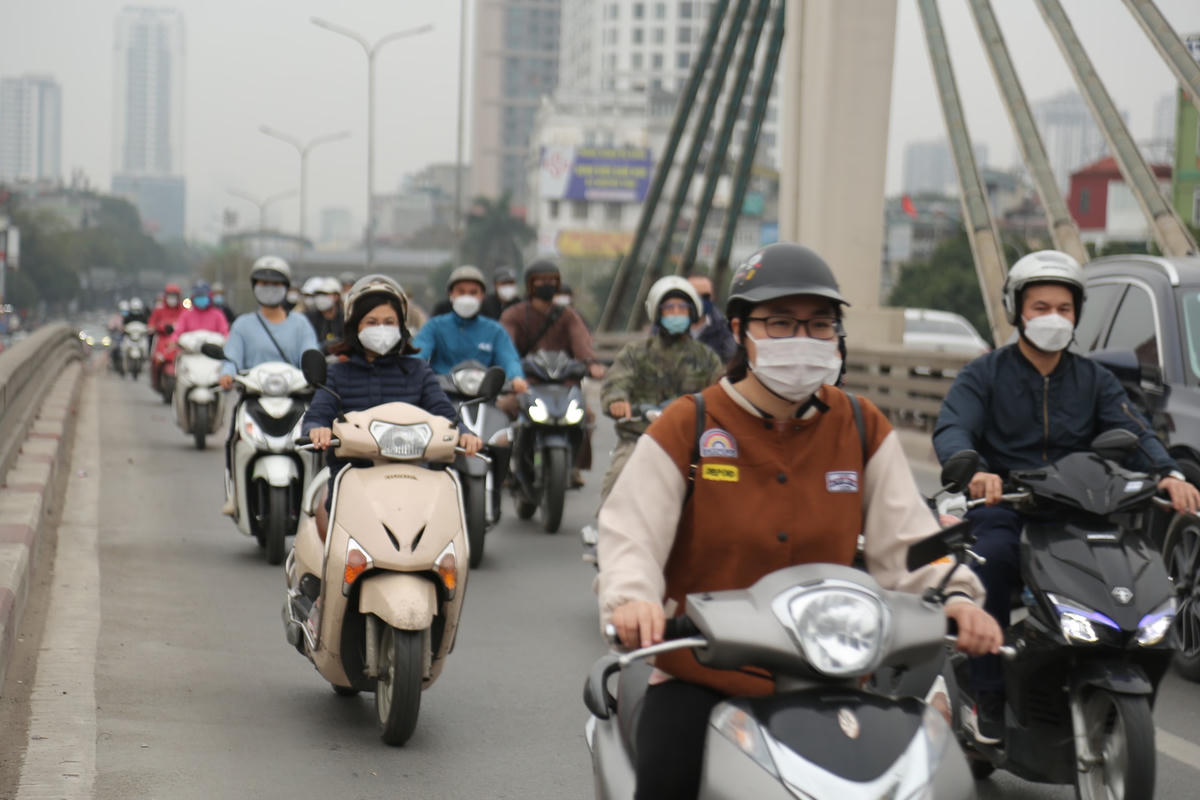 Anh Nguyễn Văn Minh quê Quốc Oai, Hà Nội chia sẻ: “Dù dịch Covid-19 liên tục tăng cao  nhưng vào giờ cao điểm các phương tiện tham gia đông đúc, ùn tắc hết đoạn này đến đoạn khác mới có thể đến cơ quan".