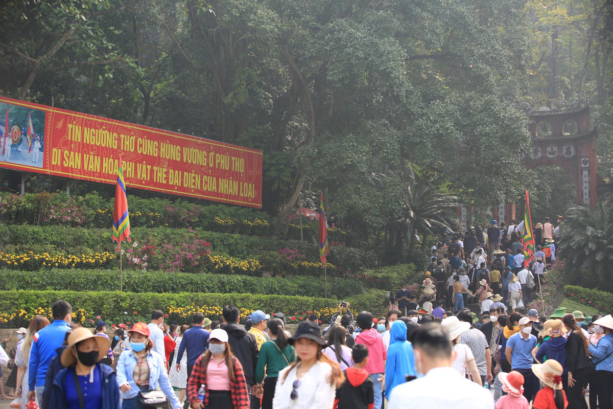 "Trong ngày hôm nay, chúng tôi dự kiến có khoảng hơn 20.000 du khách đổ về đền Hùng, càng về chiều tối, lượng du khách còn có thể tăng lên", ông Lê Trường Giang nói.
