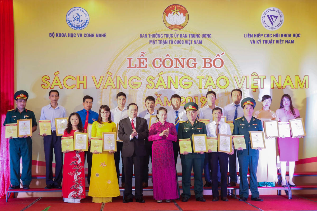 Chủ tịch Quốc hội Nguyễn Thị Kim Ngân, Chủ tịch UBTƯ MTTQ Việt Nam Trần Thanh Mẫn trao Bằng chứng nhận cho các tác giả được vinh danh trong Lễ công bố Sách vàng Sáng tạo Việt Nam năm 2019.