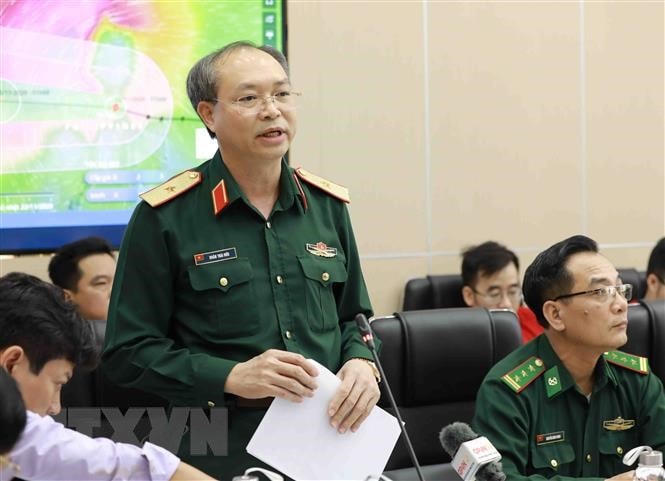 Thiếu tướng Doãn Thái Đức, Chánh Văn phòng Ủy ban quốc gia ứng phó sự cố, thiên tai và tìm kiếm cứu nạn phát biểu. (Ảnh: Vũ Sinh/TTXVN).