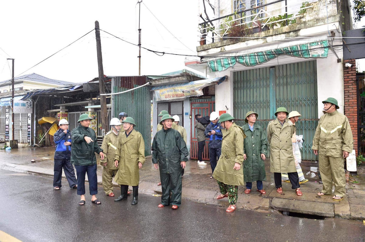 Phó Thủ tướng Trịnh Đình Dũng kiểm tra công tác phòng, chống bão số 9