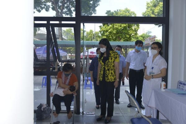 Bà Nguyễn Lan Hương kiểm tra khu cách ly tại quận Tây Hồ. 