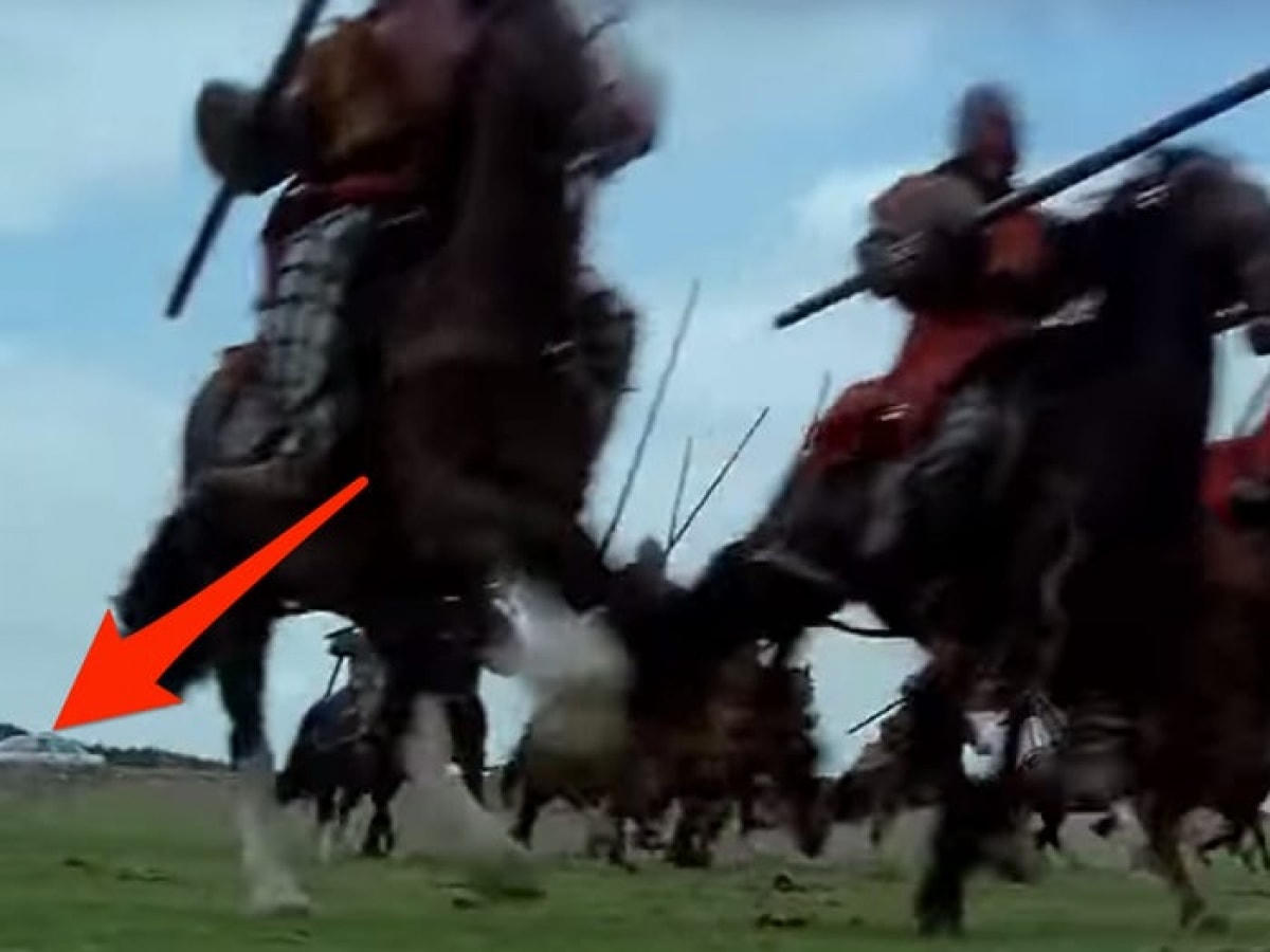 Xe ô tô trong "Braveheart": Bộ phim "Braveheart" kể về các cuộc chiến tại Scotland trong thế kỷ 13. Đoàn làm phim đã vô cùng thiếu sót khi một chiếc ô tô xuất hiện trong cảnh quay này.