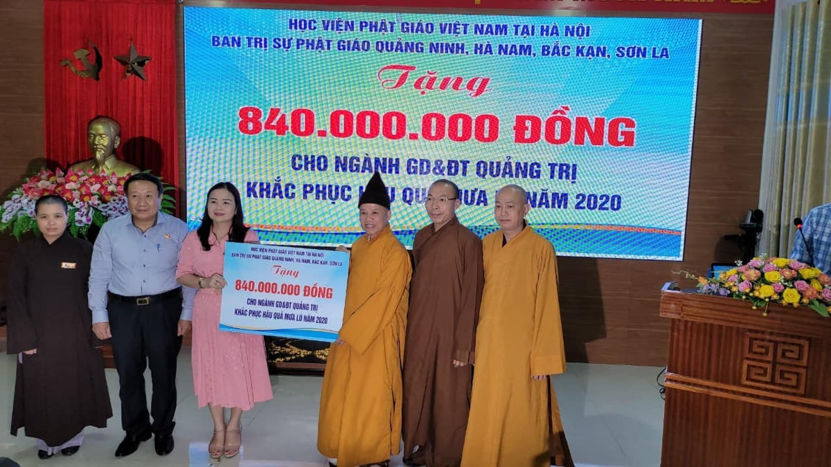 Thượng tọa Thích Thanh Quyết trao số tiền 840 triệu đồng ủng hộ Sở Giáo dục và Đào tạo tỉnh Quảng Trị.