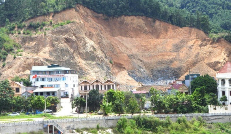 Lợi dụng Giấp phép san, gạt, cải tạo mặt bằng được cấp, một số tổ chức, cá nhân đã khai thác đất vượt diện tích được cấp, khiến núi đồi tan hoang.