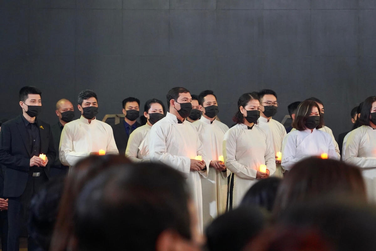 Các nghệ sĩ Nhà hát Kịch Hà Nội đã cùng nhau mặc lại bộ trang phục trong vở kịch NSND Hoàng Dũng từng đóng vai Bá Nhỡ là “Tiếng đàn vùng Mê Thảo”.
