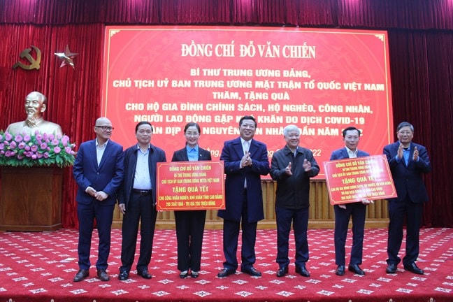 Chủ tịch Đỗ Văn Chiến trao quà Tết tặng cho công nhân, hộ gia đình chính sách, hộ nghèo hoàn cảnh khó khăn trên địa bàn tỉnh Cao Bằng.