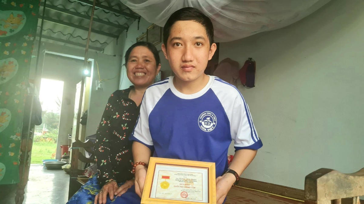 Em Trương Định Nghĩa đã được Trung ương Đoàn trao tặng Huy hiệu “Tuổi trẻ dũng cảm”.