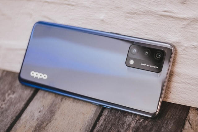 Oppo A74 - So với phiên bản A73 tiền nhiệm, thiết kế của Oppo A74 thay đổi hoàn toàn với phần mặt lưng bóng nhiều màu sắc. Một điểm cải tiến khác nằm ở màn hình với tấm nền AMOLED kích thước 6,43 inch, cho màu sắc rực rỡ, nịnh mắt hơn. Oppo A74 được trang bị bộ xử lý Snapdragon 662, dung lượng RAM 8 GB cùng bộ nhớ trong 128 GB. Viên pin đi kèm theo máy có dung lượng 5.000 mAh, tích hợp sạc nhanh 33 W. Máy được bán ra tại thị trường Việt Nam với mức giá 6,7 triệu đồng.