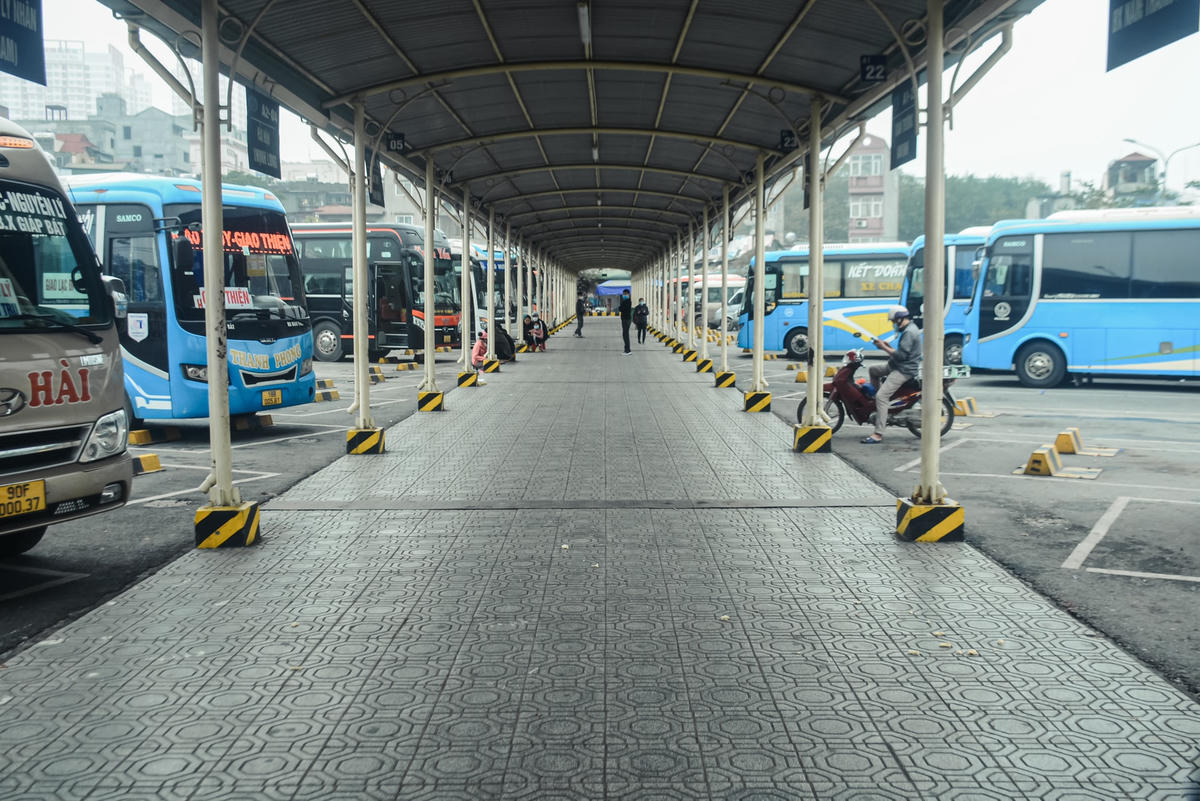Ngoài ra, tình trạng xe dù, bến cóc tăng cao nhưng chưa có giải pháp tháo gỡ. Song, sự xuất hiện của xe limousine từ các tỉnh đổ về Hà Nội  cũng là nguyên nhân chính khiến thị trường vận tải bị đảo lộn nhưng hiện nay vẫn chưa có chế tài xử lý. Do vậy, các tuyến cố định tại bến xe đang khổ trăm bề…