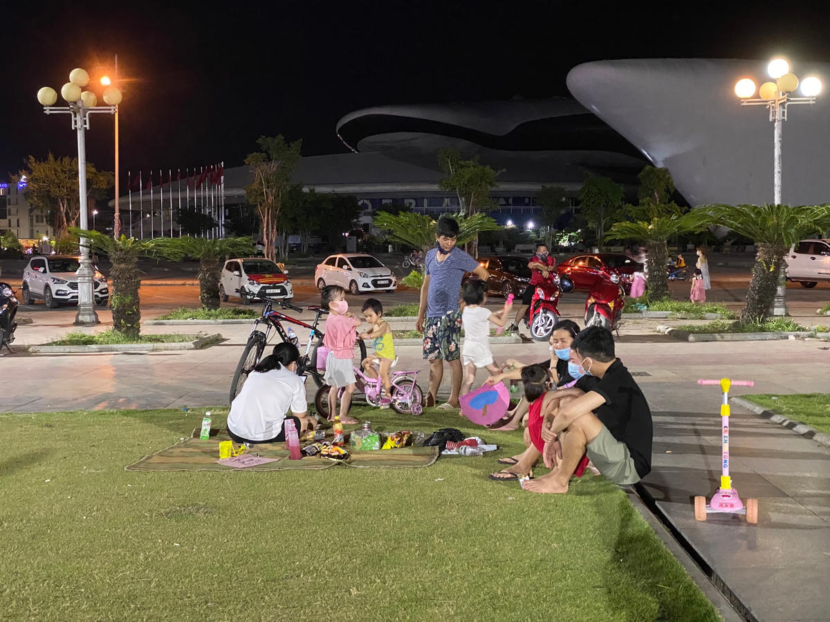 Một góc nhỏ của Quảng trường, hàng trăm người dân đổ ra thả diều, vui chơi...