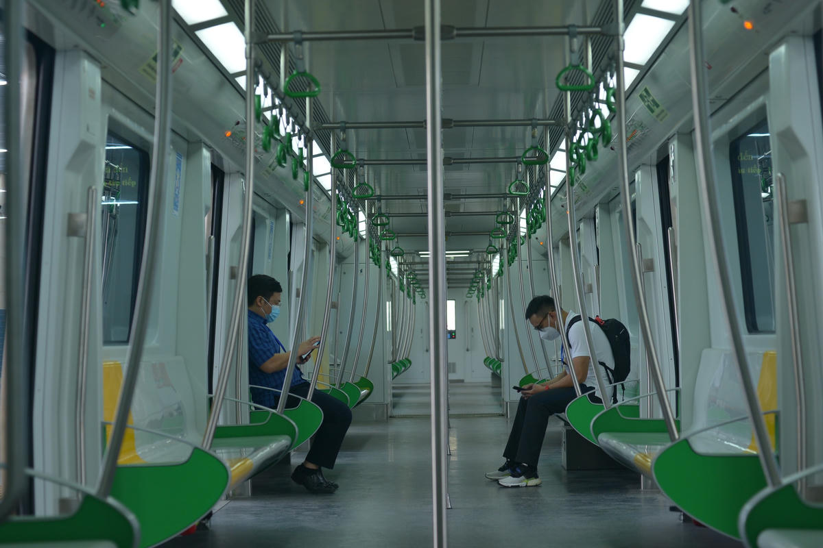 Trong khoang tàu có bố trí ghế ngồi dọc 2 bên thân tàu, kèm theo móc treo dành cho khách đứng.