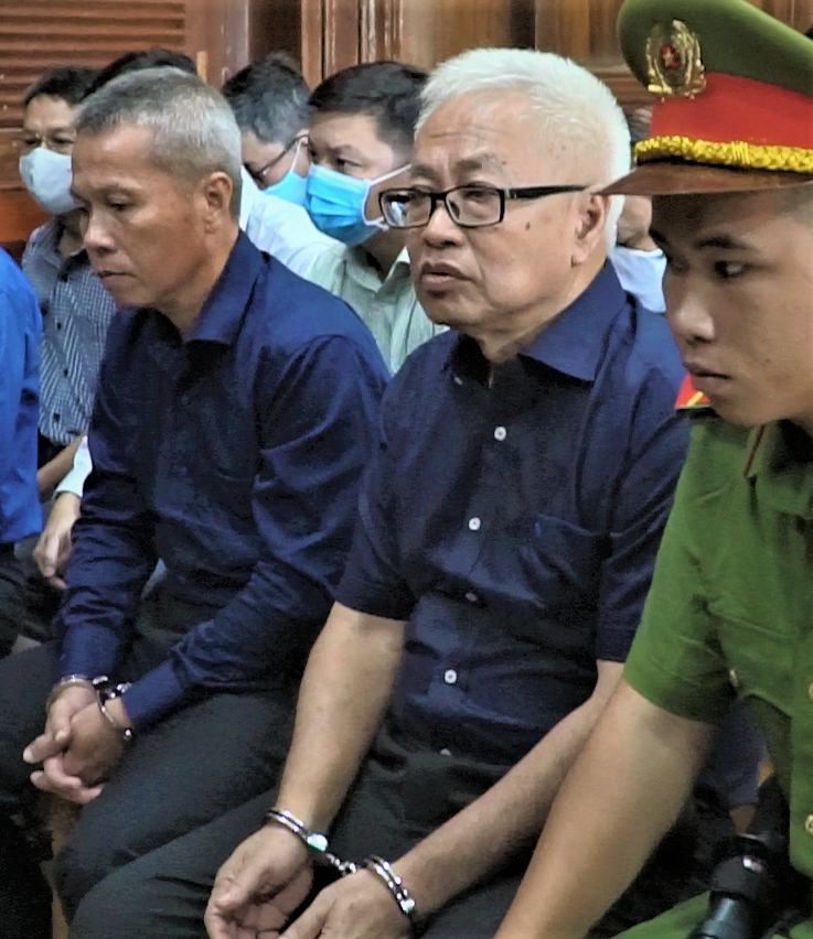 Bị cáo Trần Phương Bình (người ngồi giữa).