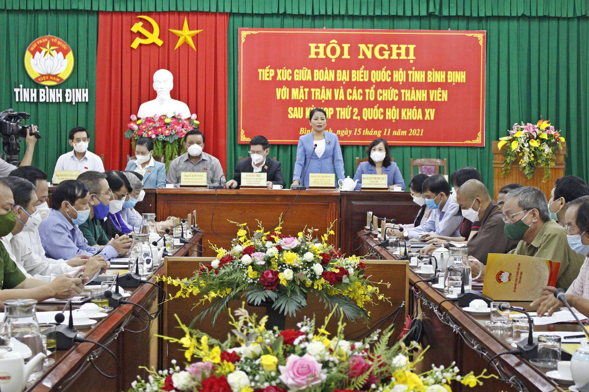 Bà Nguyễn Thị Phong Vũ, Chủ tịch Ủy ban MTTQ Việt Nam tỉnh Bình Định, phát biểu tại Hội nghị.