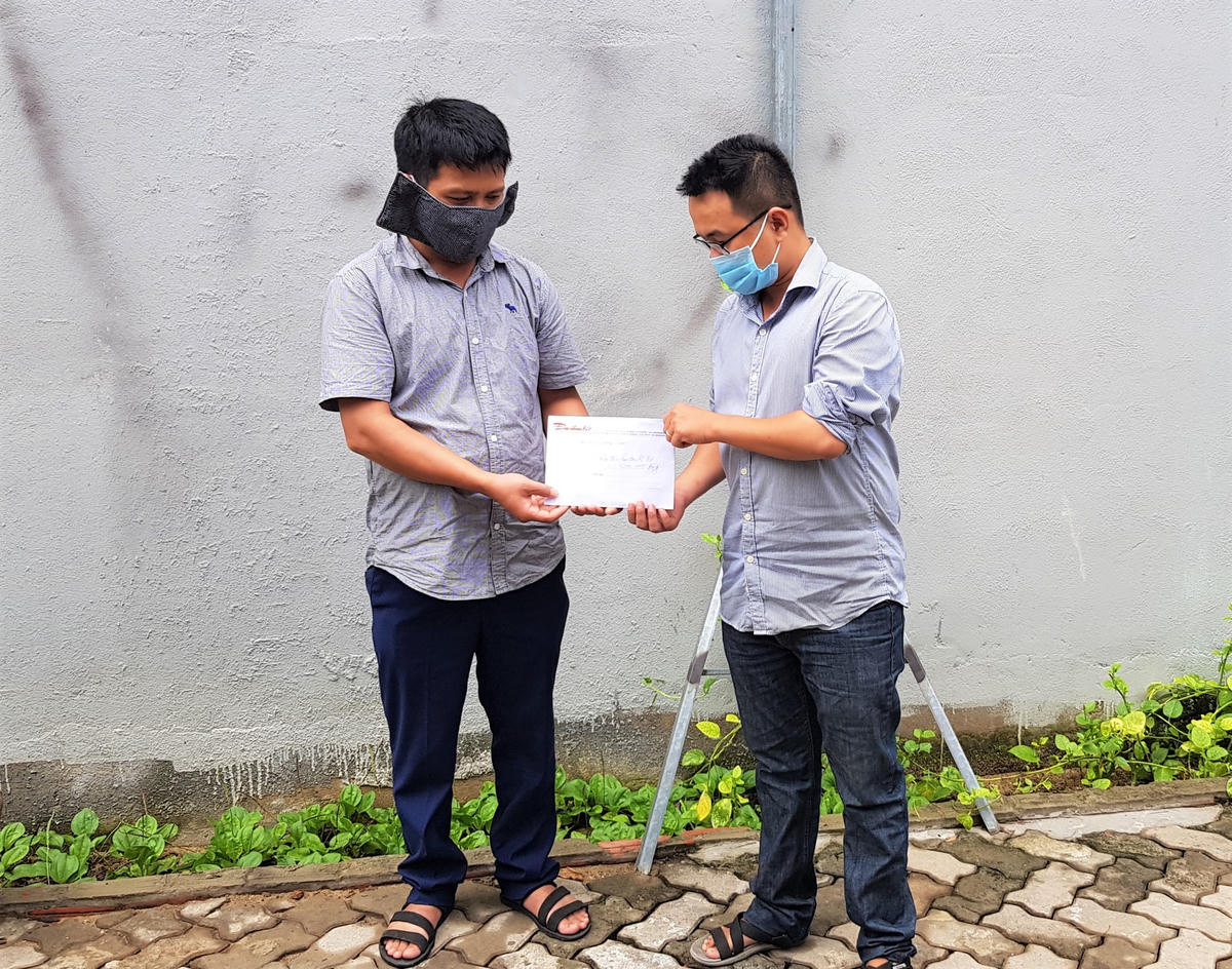 Đại diện VP báo Đại Đoàn Kết trao tiền của bạn đọc ủng hộ cho gia đình anh Tú.