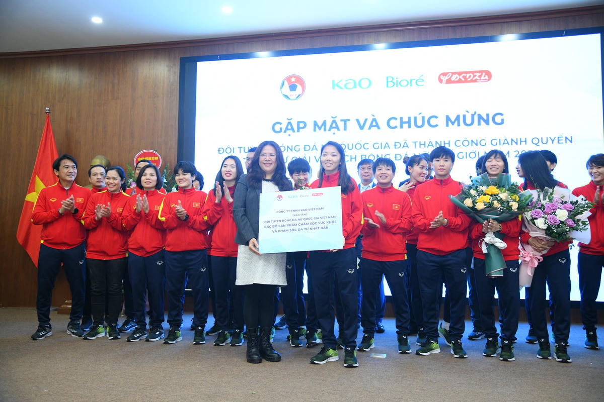 Công ty TNHH Kao Việt Nam thưởng bộ sản phẩm chăm sóc da và sức khỏe cho các nữ cầu thủ.
