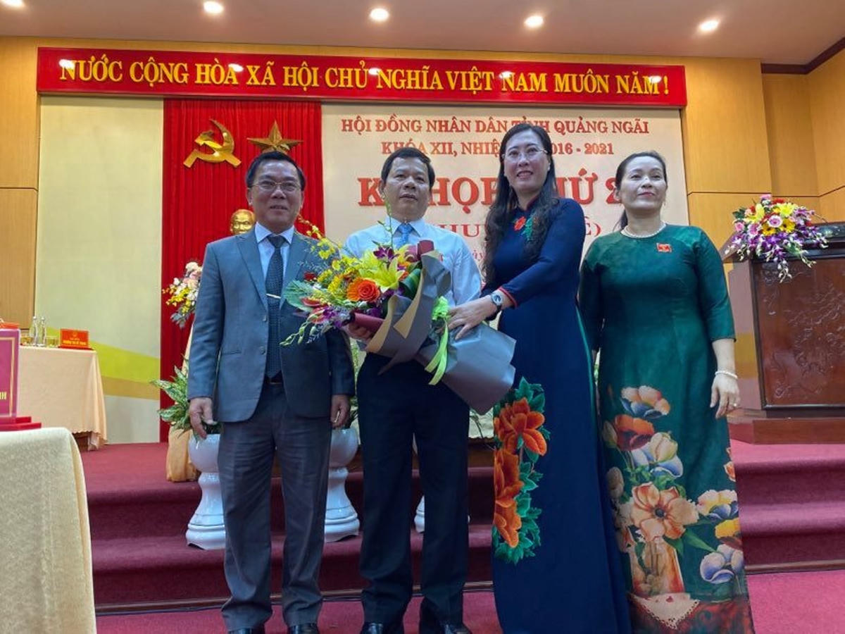Ông Đặng Văn Minh (cầm hoa) được bầu giữ chức Chủ tịch UBND tỉnh Quảng Ngãi.