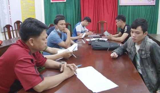 Vũ và Sang (phải) tại cơ quan công an.