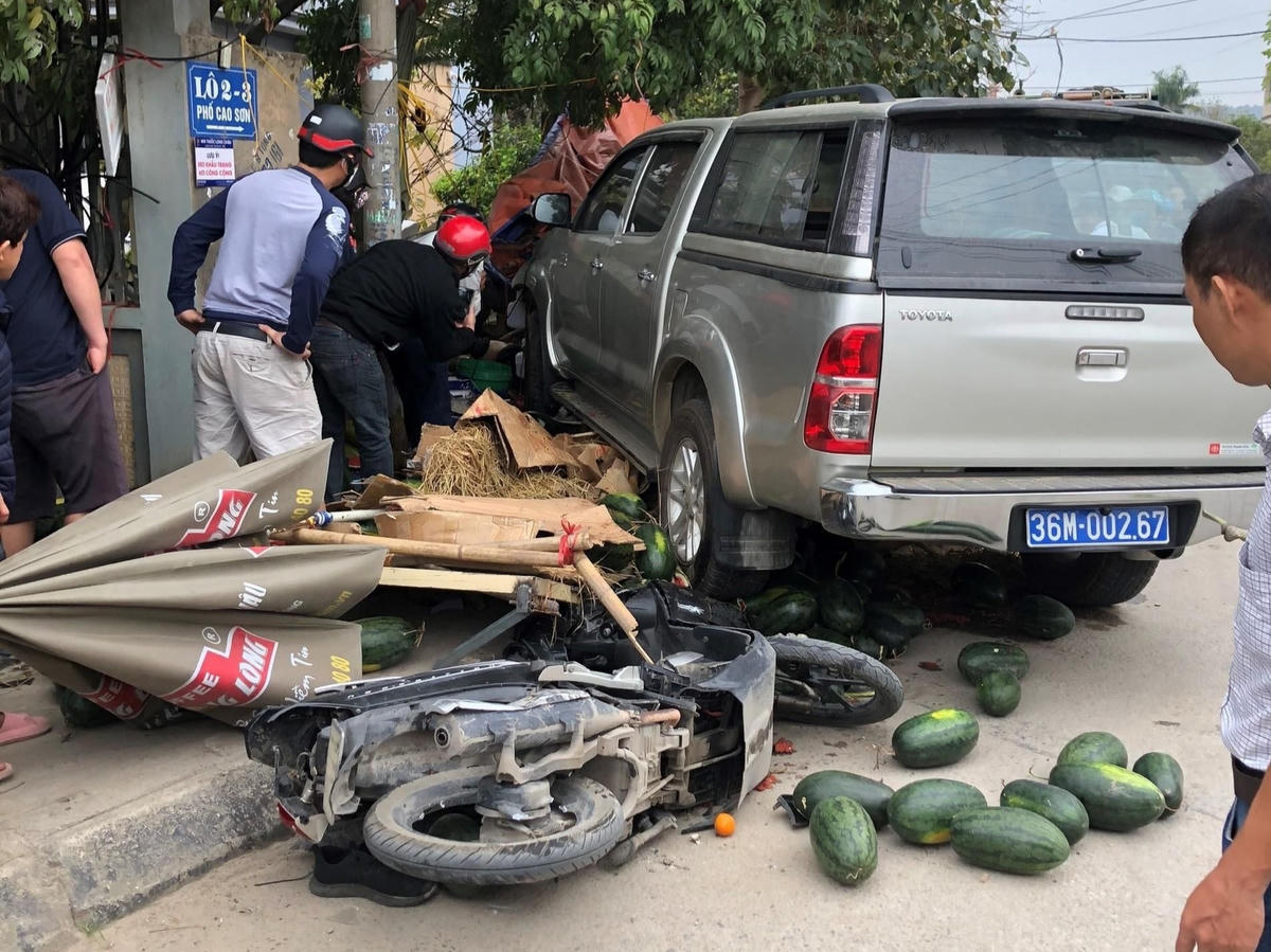 Hiện trường vụ việc xe biển xanh lao lên vỉa hè tông chết 2 người.