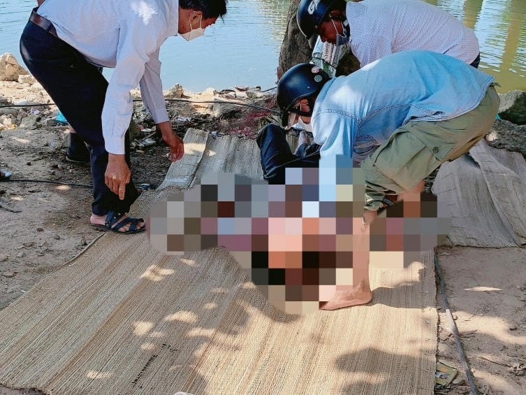 Lực lượng chức năng vớt thi thể anh V. đưa lên bờ. 