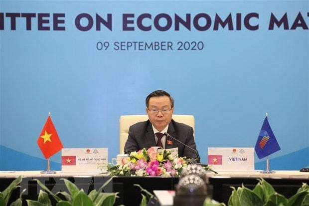 Phó Chủ tịch Quốc hội Phùng Quốc Hiển phát biểu chào mừng. (Ảnh: Văn Điệp/TTXVN).