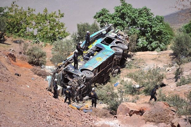 Hiện trường một vụ lật xe ở Peru. Nguồn: Reuters.  