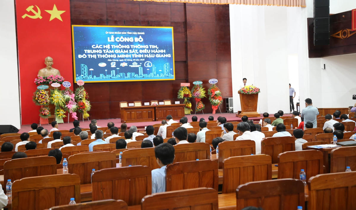 Quang cảnh buổi lễ công bố ra mắt chính quyền điện tử và đô thị thông minh tỉnh Hậu Giang.