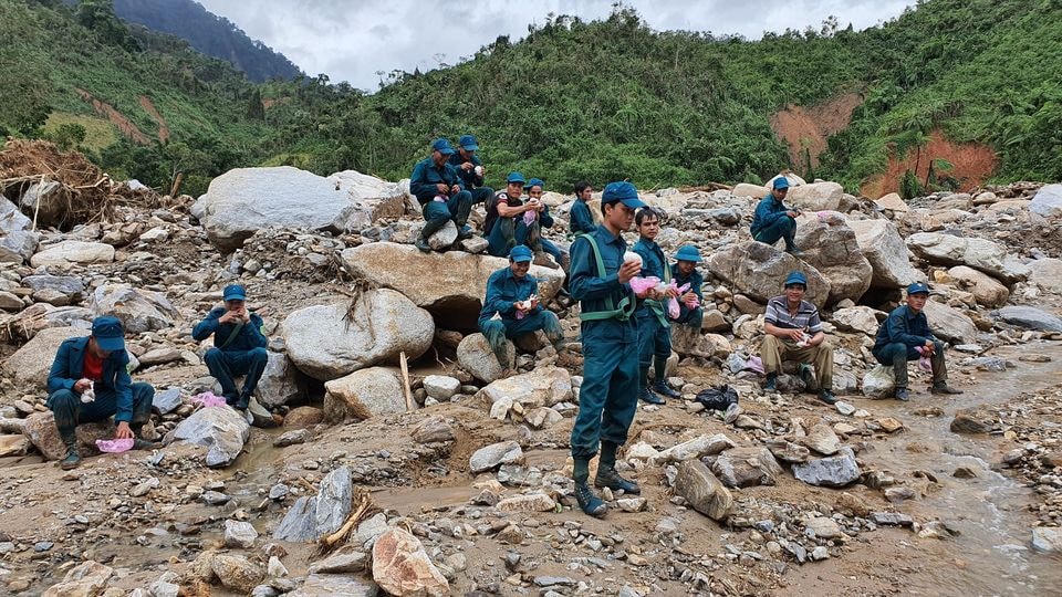 Lực lượng dân quân tranh thủ ăn trưa giữa đường.