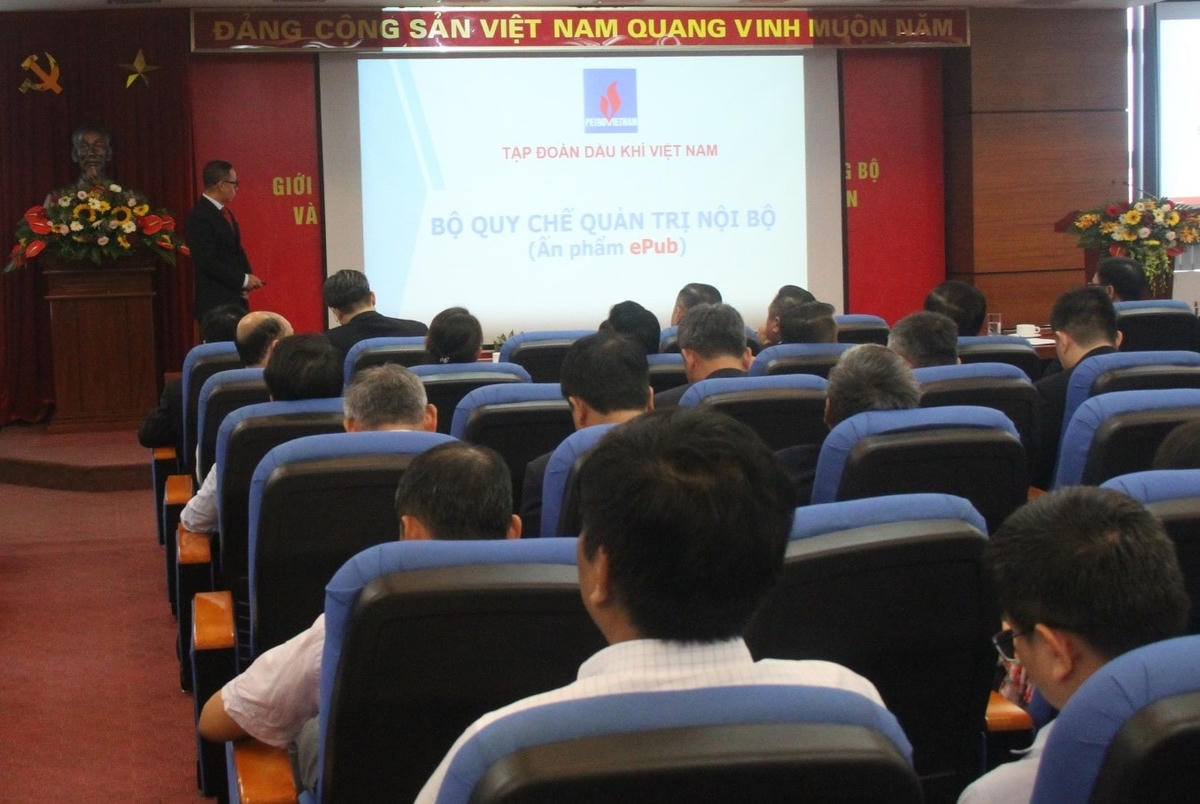Ông Trần Bình Minh, Chánh Văn phòng Tập đoàn Dầu khí Quốc gia Việt Nam giới thiệu Bộ Quy chế quản trị nội bộ Tập đoàn.