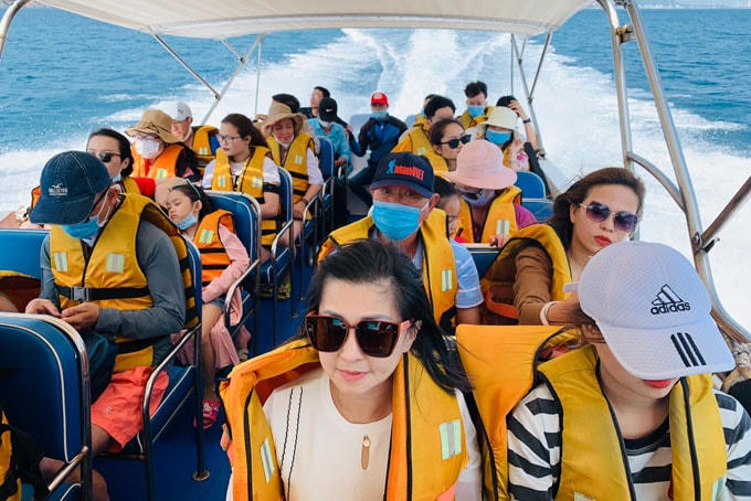 Du khách tham quan vịnh Nha Trang.
