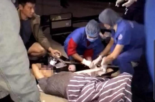Người đàn ông bị ngã được sơ cứu trước khi đưa vào bệnh viện.