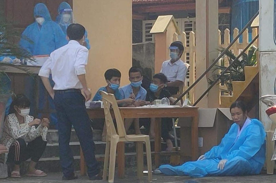 Huyện Thọ Xuân đẩy mạnh test nhanh tầm soát đối với các khu vực có nguy cơ lây nhiễm cao.