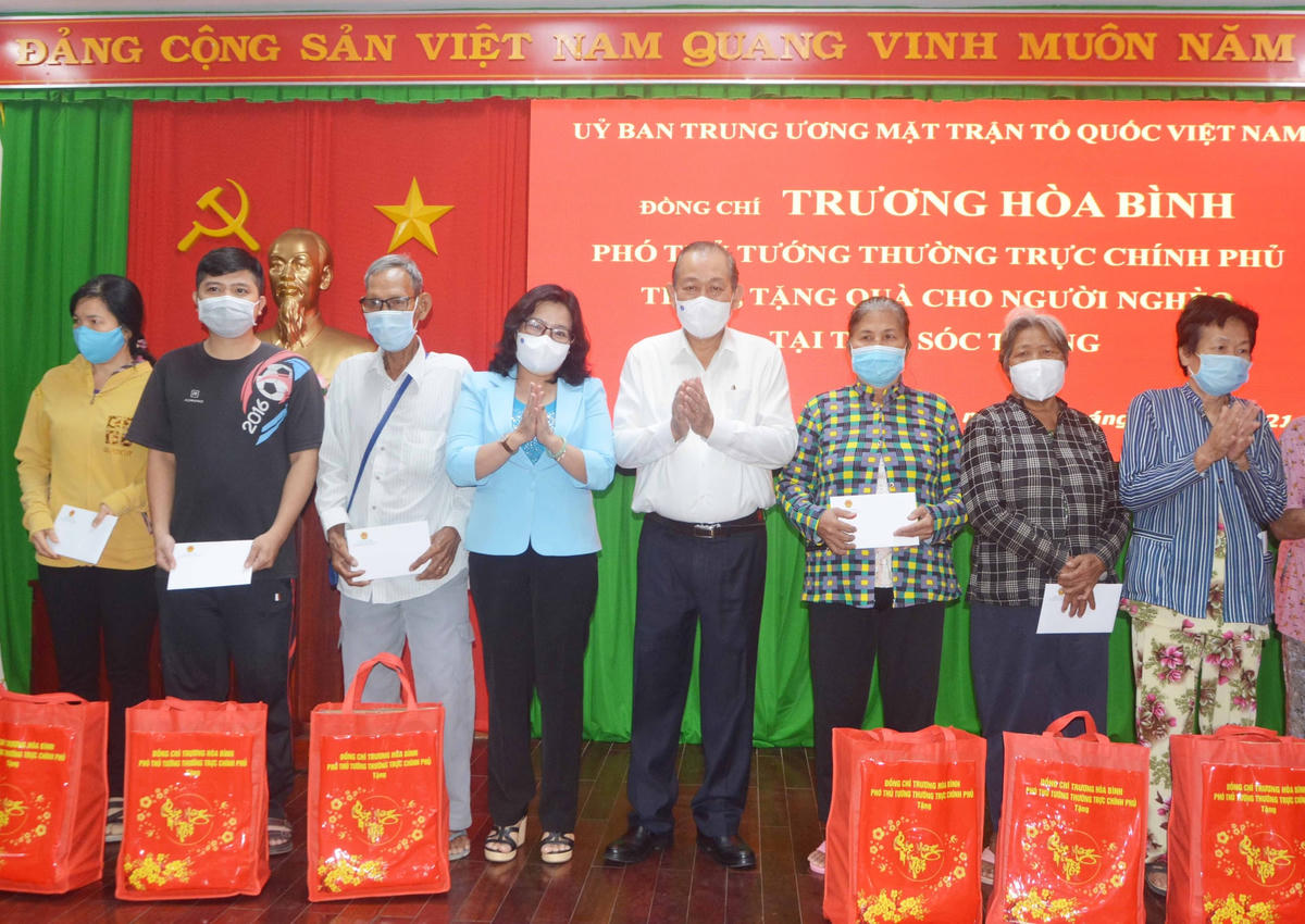 Phó Thủ tướng Thường trực Chính phủ Trương Hòa Bình cùng lãnh đạo trao quà tết cho bà con tỉnh Sóc Trăng.