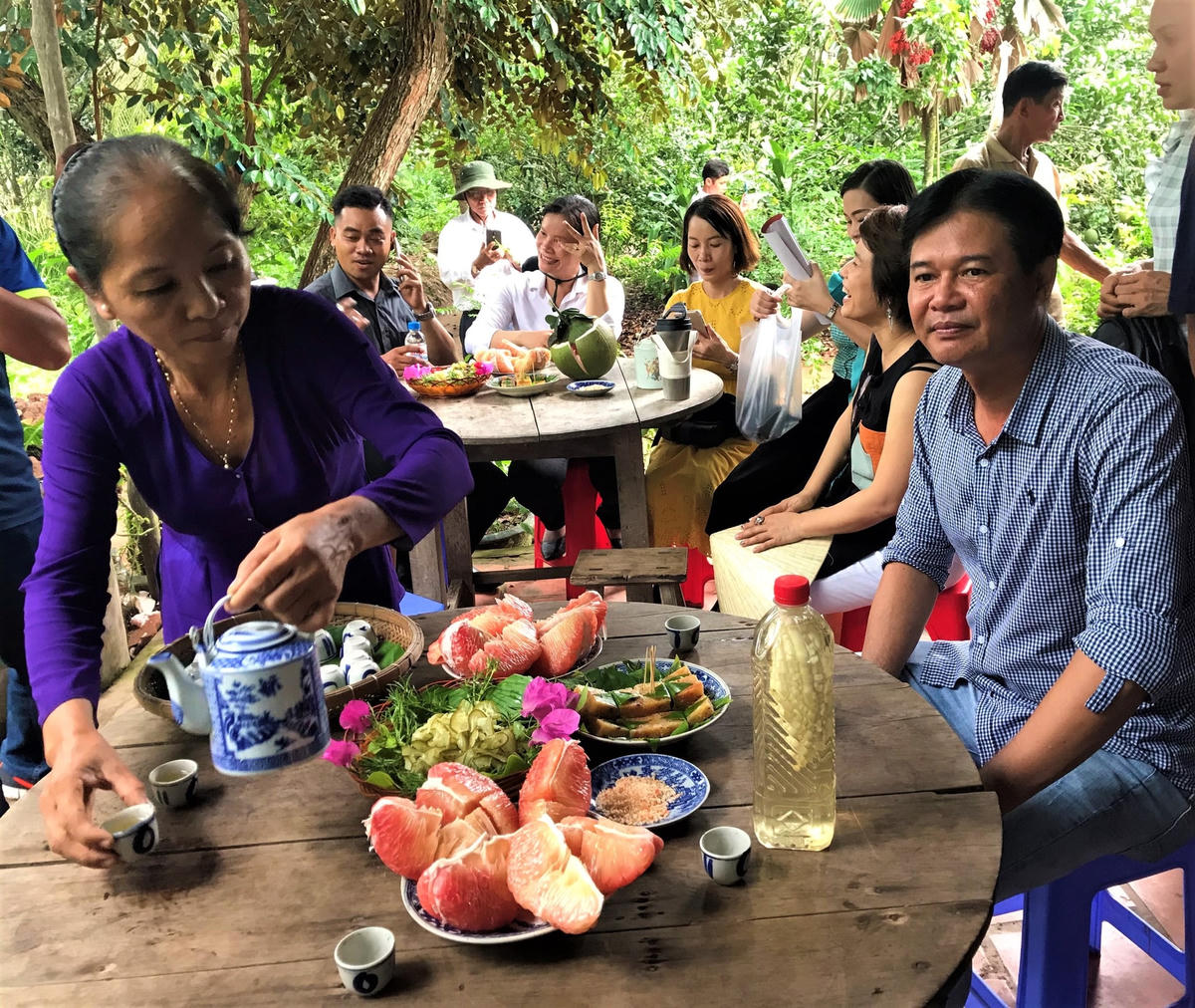 Bà con trên Cồn Hô giới thiệu các sản phẩm du lịch tự làm, tự chế biến để phát triển du lịch sinh thái ở đây.