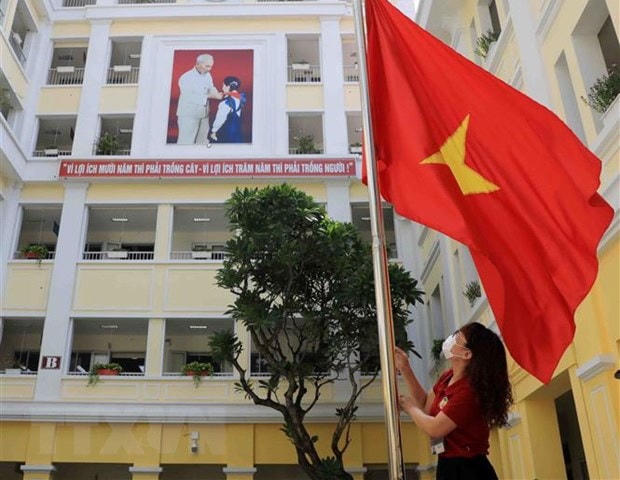 Cờ Tổ quốc tung bay, sẵn sàng chào đón học sinh bước vào một năm học mới. Ảnh: TTXVN.