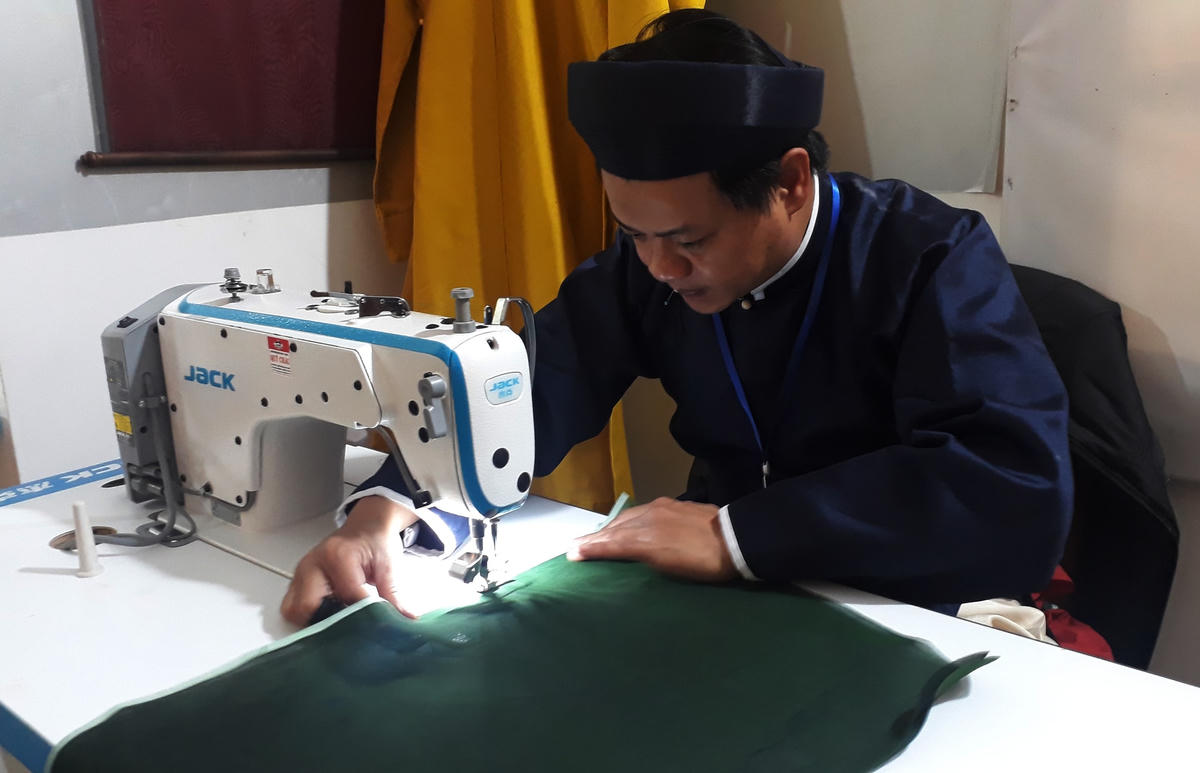 Không gian còn trưng bày các sản phẩm, phụ kiện, kỹ thuật chế tác phụ kiện; đồng thời tổ chức thao diễn các công đoạn may, thêu áo dài; vẽ và trang trí trên áo dài truyền thống…