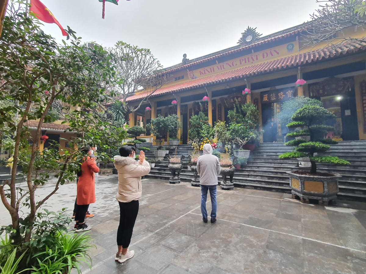 Tại chùa Quán Sứ (quận Hoàn Kiếm), người dân cũng được cho phép vào chùa làm lễ, hành hương.