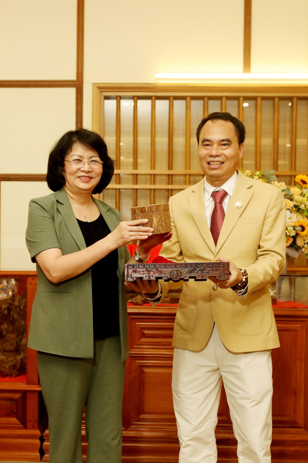 Phó Chủ tịch nước Đặng Thị Ngọc Thịnh đánh giá cao những sản phẩm tiện ích từ trầm hương được sản xuất từ Công ty Trầm Hương Khánh Hòa.