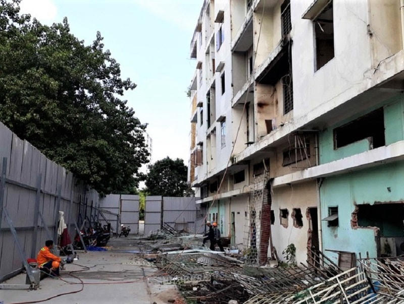 Một chung cư cũ trên đường Võ Văn Kiệt, quận 1, TP Hồ Chí Minh đã được tháo dỡ do bị xuống cấp trầm trọng.