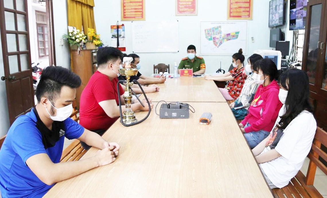 Nhóm nam nữ thanh niên ăn nhậu, sử dụng ma túy tại cơ quan công an. Ảnh Công an cung cấp.
