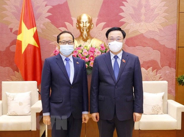 Chủ tịch Quốc hội Vương Đình Huệ với Đại sứ Chay Navuth tại buổi tiếp. (Ảnh: Doãn Tấn/TTXVN).