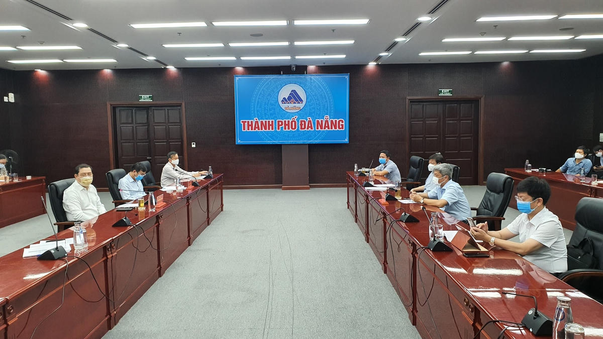 Buổi làm việc giữa Thứ trưởng Bộ Y tế Nguyễn Trường Sơn, Trưởng Bộ phận thường trực đặc biệt chống dịch Covid-19 của Bộ Y tế với lãnh đạo TP Đà Nẵng. Ảnh: Đội truyền thông.