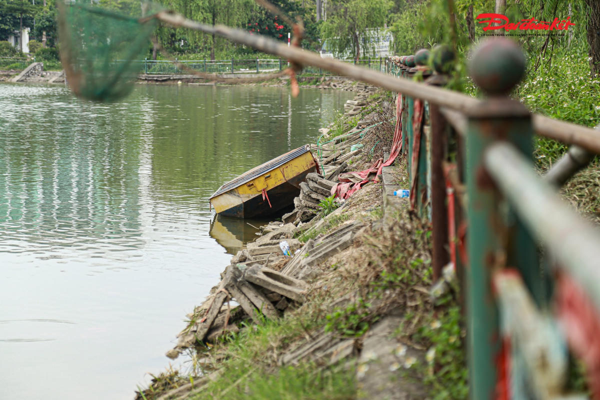 ...nhưng hàng loạt dụng cụ đánh bắt cá vẫn  ngang nhiên để trong công viên.